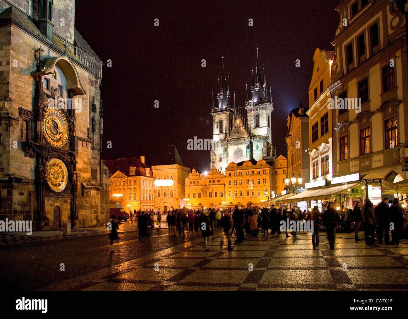 Prague, République tchèque : la Place de la vieille ville de nuit, avec l'église de Tyn (église Notre Dame de Tyn avant) à l'arrière-plan. Banque D'Images