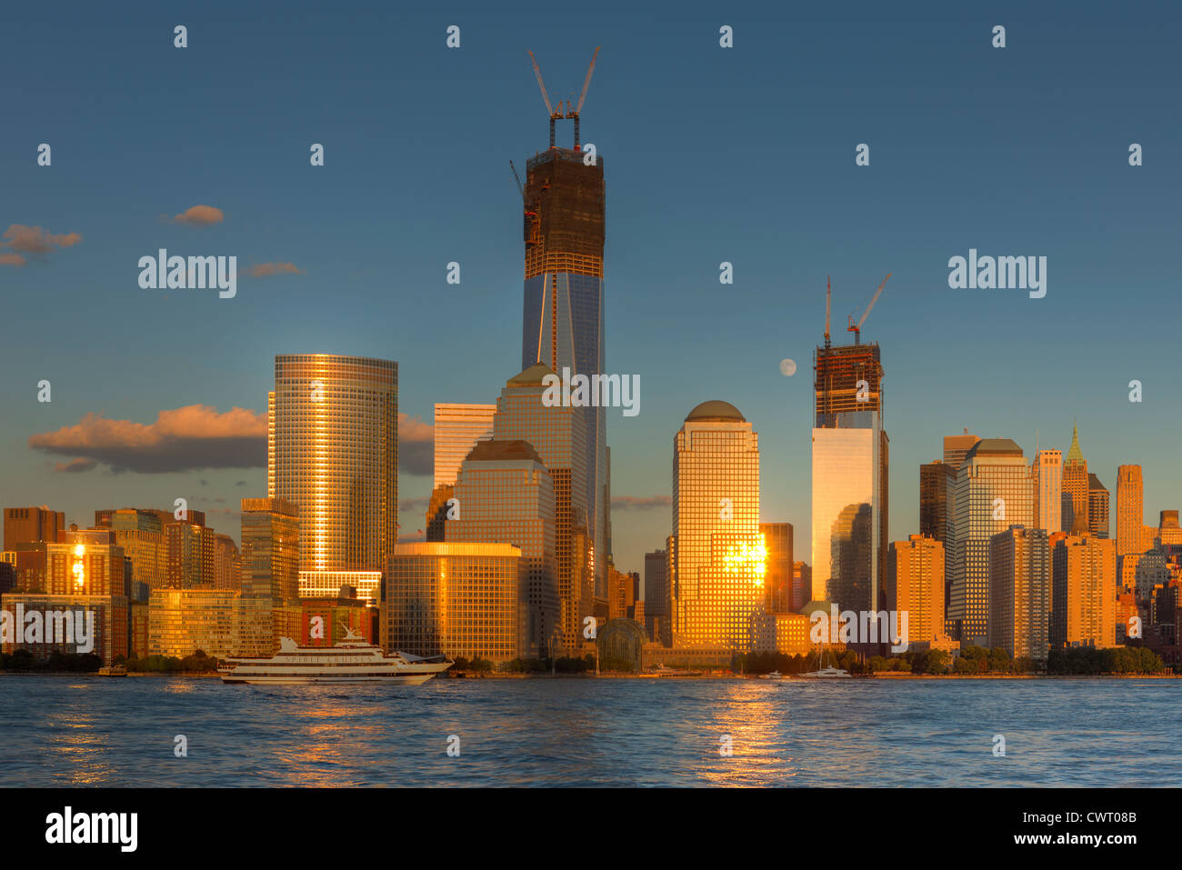 Le soleil couchant se reflète sur les bâtiments de la World Financial Center et le cours de construction World Trade Centre Banque D'Images