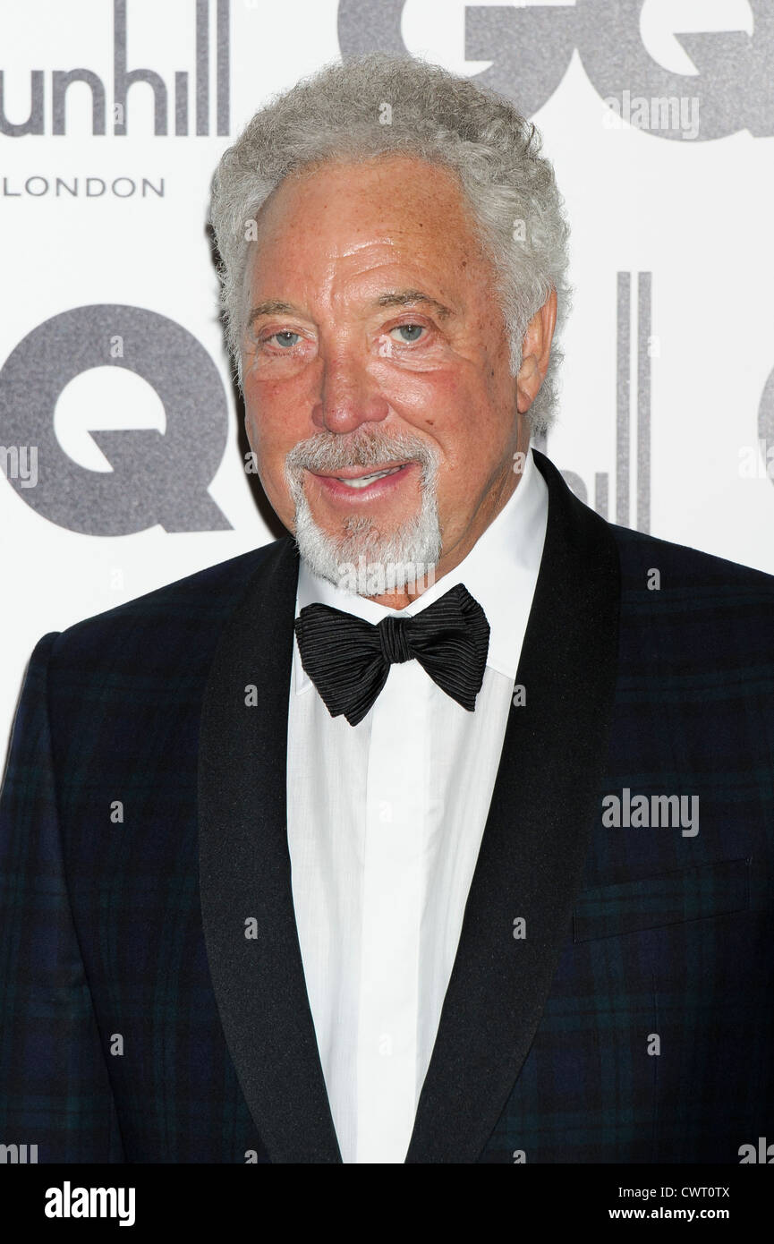 Tom Jones arrive pour le GQ Men of the Year Awards à Londres centrale un lieu d'exposition. Banque D'Images