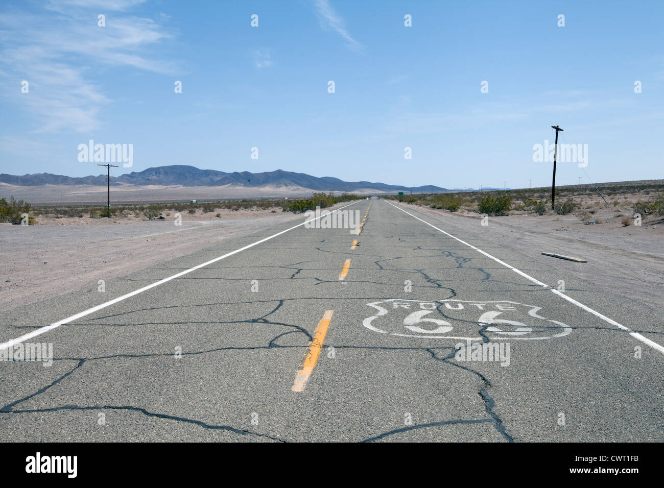 Bouclier Route 66 peint sur la surface de la route Route 66 déclassés est de Ludlow, en Californie. Banque D'Images