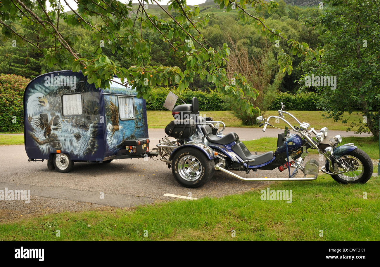 Remorquage moto chopper personnalisé une caravane Banque D'Images