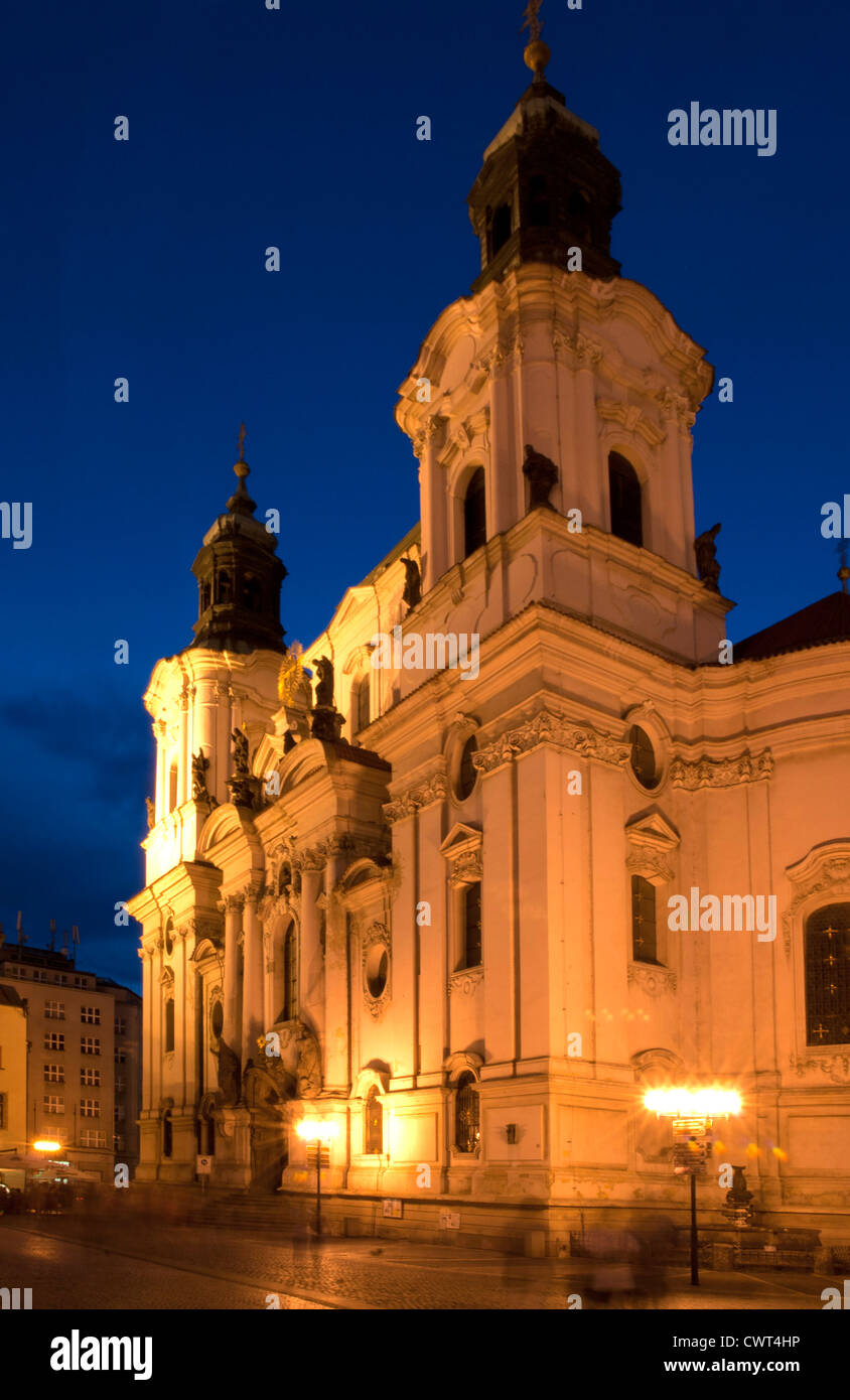 Église Saint Nicolas (Kostel Sv. Mikulase) - Place de la vieille ville - Prague - Vue de nuit Banque D'Images
