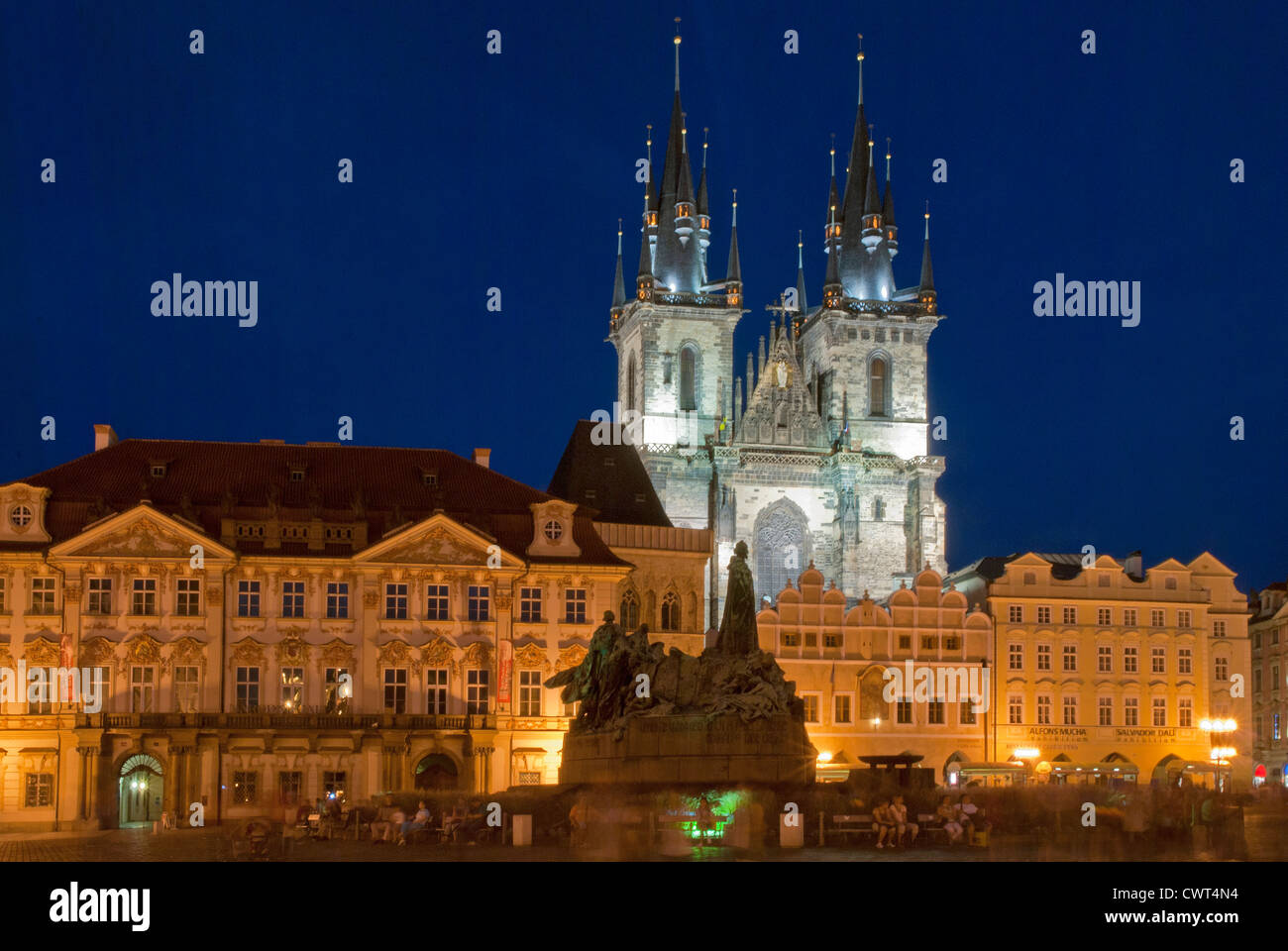 Prague - L'église de la Mère de Dieu de Týn et Jan Hus monument à la place de la vieille ville - Staromestske namesti Banque D'Images