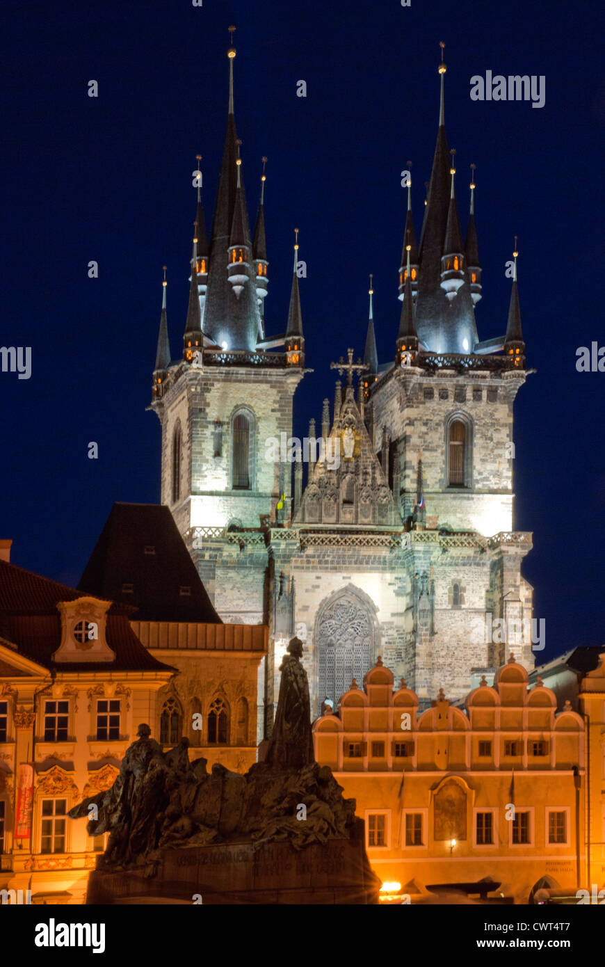 Prague - L'église de la Mère de Dieu de Týn et Jan Hus monument à la place de la vieille ville - Staromestske namesti Banque D'Images