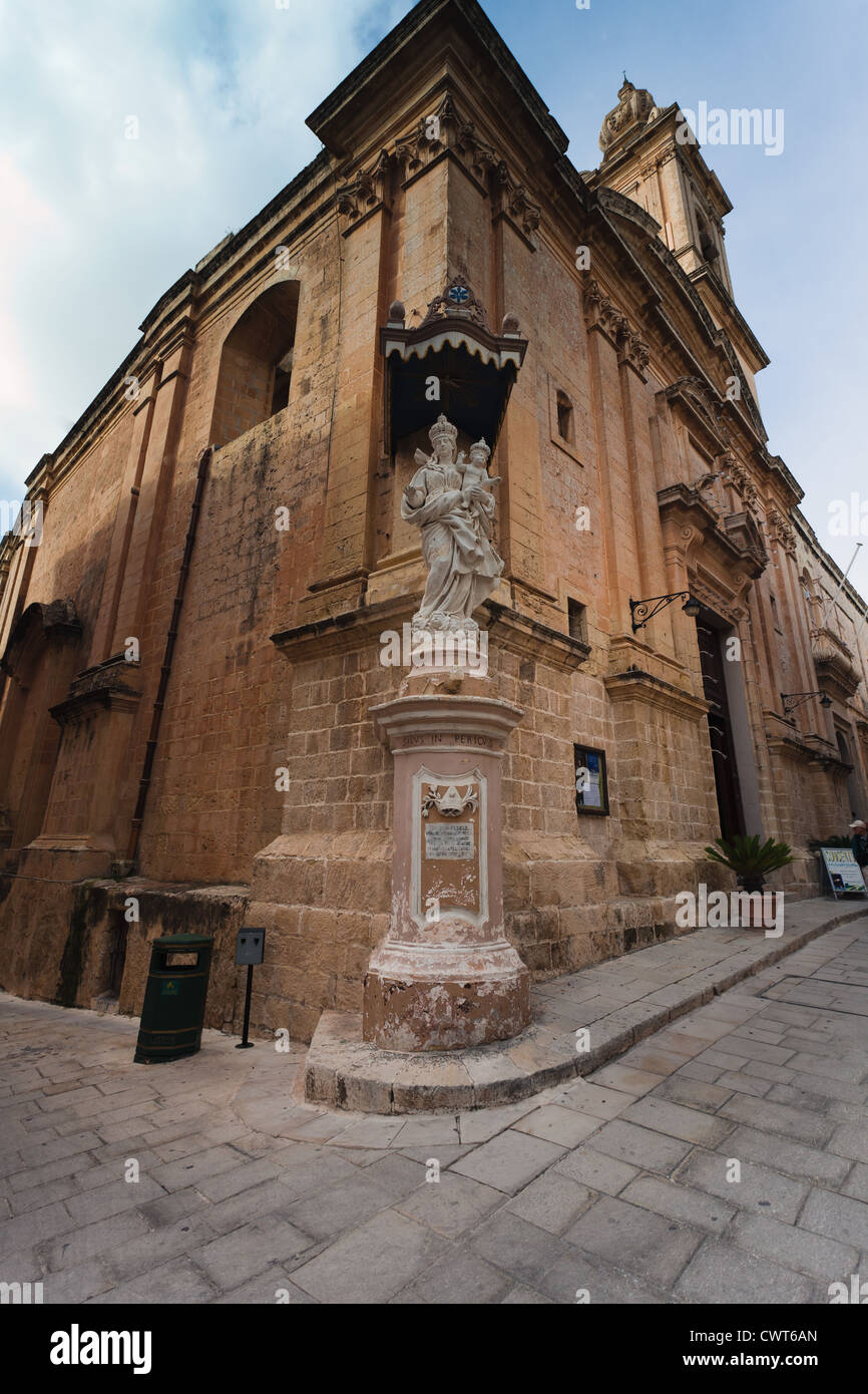 Mdina est une ville médiévale fortifiée située sur une colline dans le centre de l'île de Malte. Banque D'Images