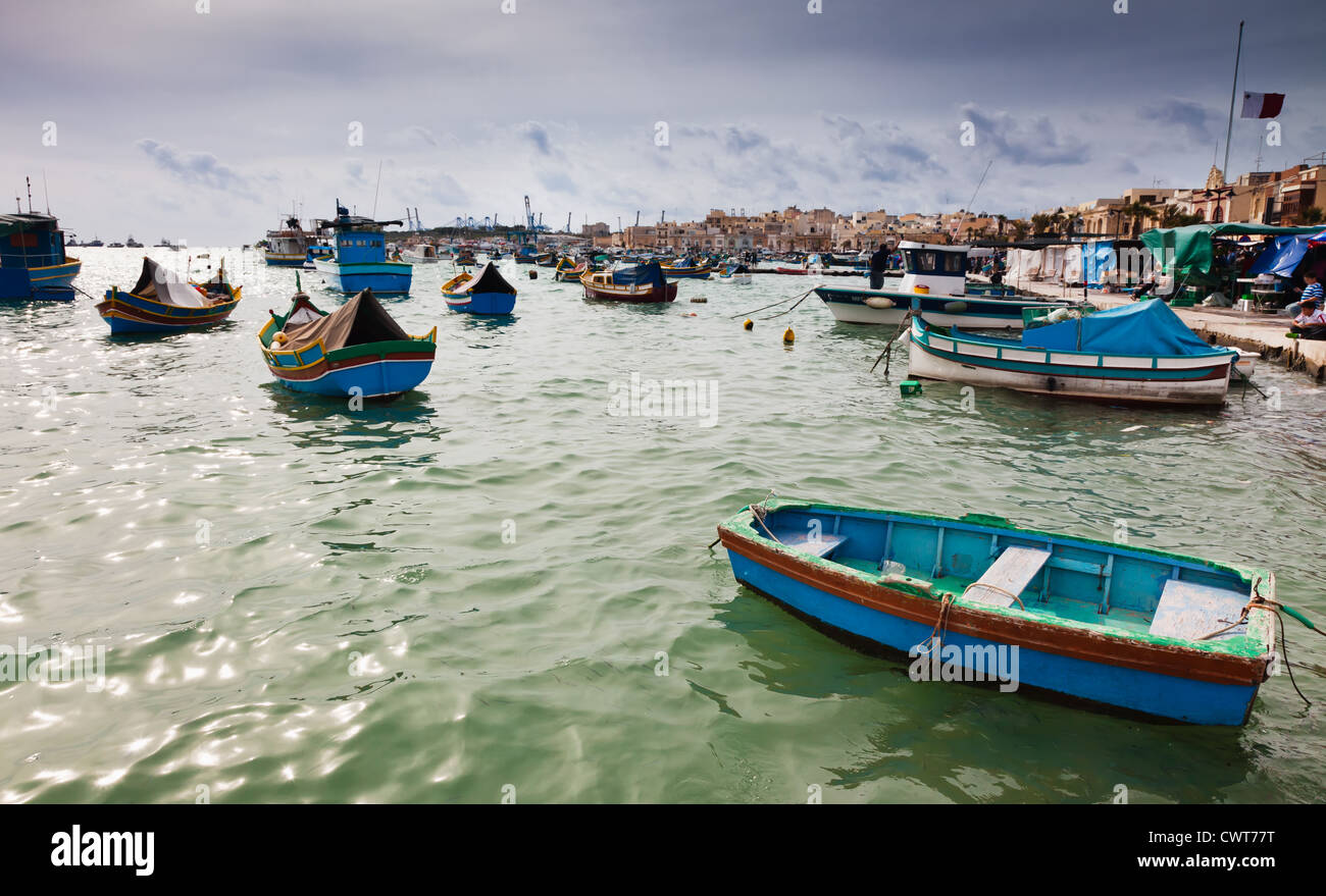 Marsaxlokk est un village traditionnel de pêcheurs situé dans la partie sud-est de Malte Banque D'Images