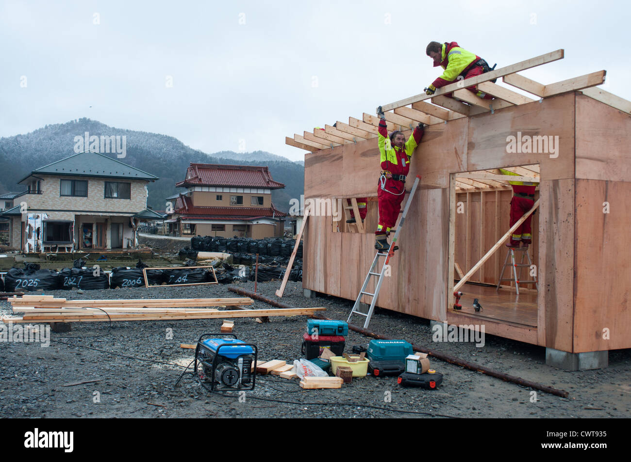 Les travailleurs bénévoles sont la construction d'un "office" pour les pêcheurs locaux dans Onosaki, Ishinomaki, un village qui a été complètement détruit. Banque D'Images