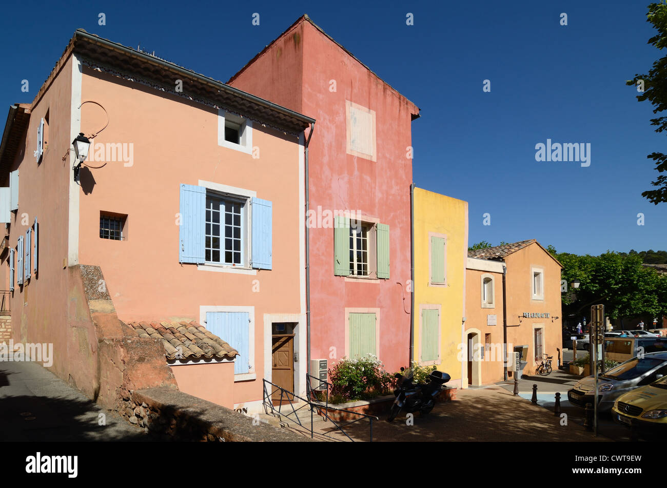 Maisons colorées ou Maisons de village multicolores à Roussillon dans le Parc régional du Luberon Vaucluse Provence France Banque D'Images