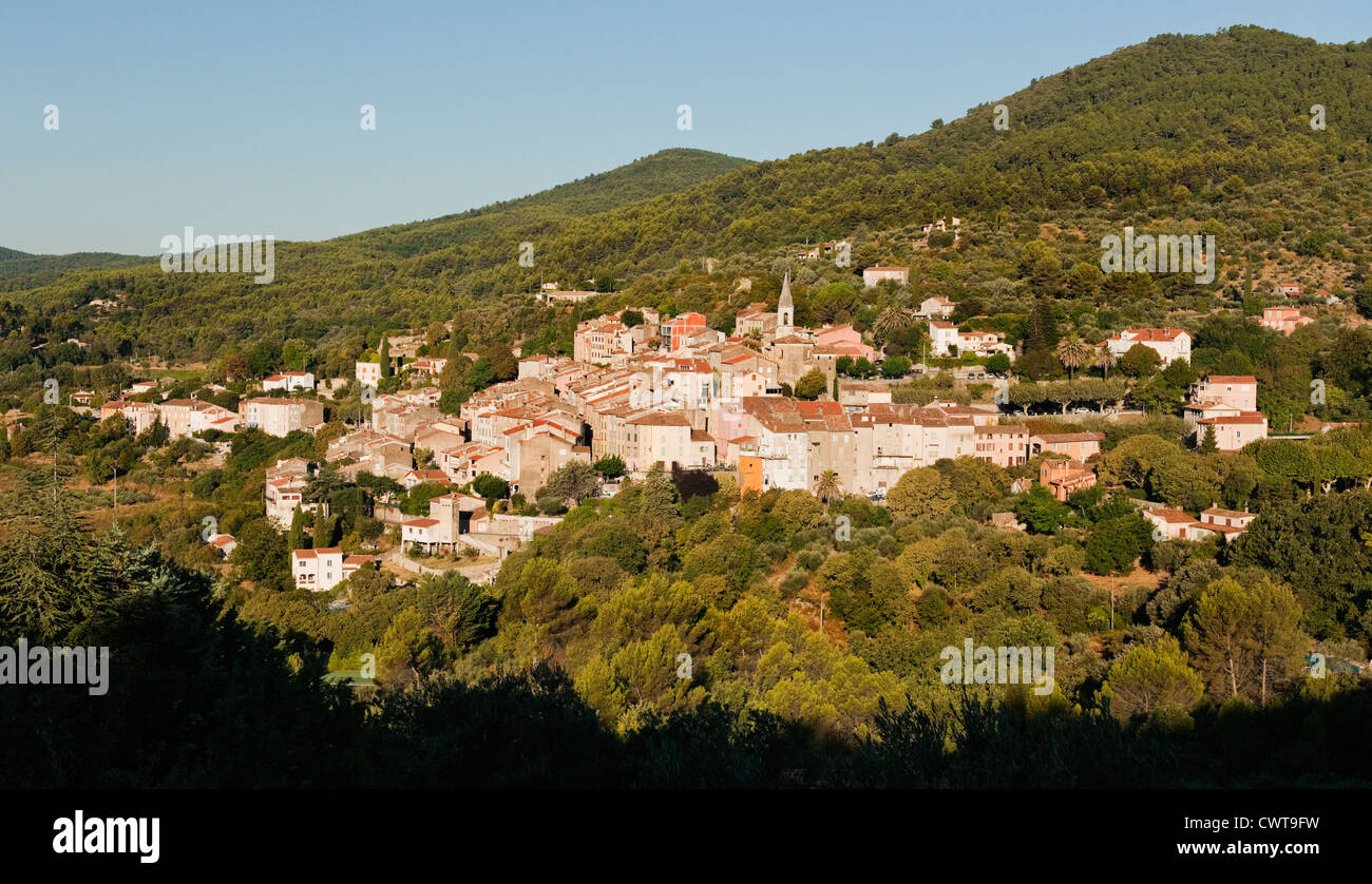 Une vue sur le pittoresque village de Callas, une commune française, située dans le département du Var et la région Provence-Alpes-Côte d'Azur en France Banque D'Images