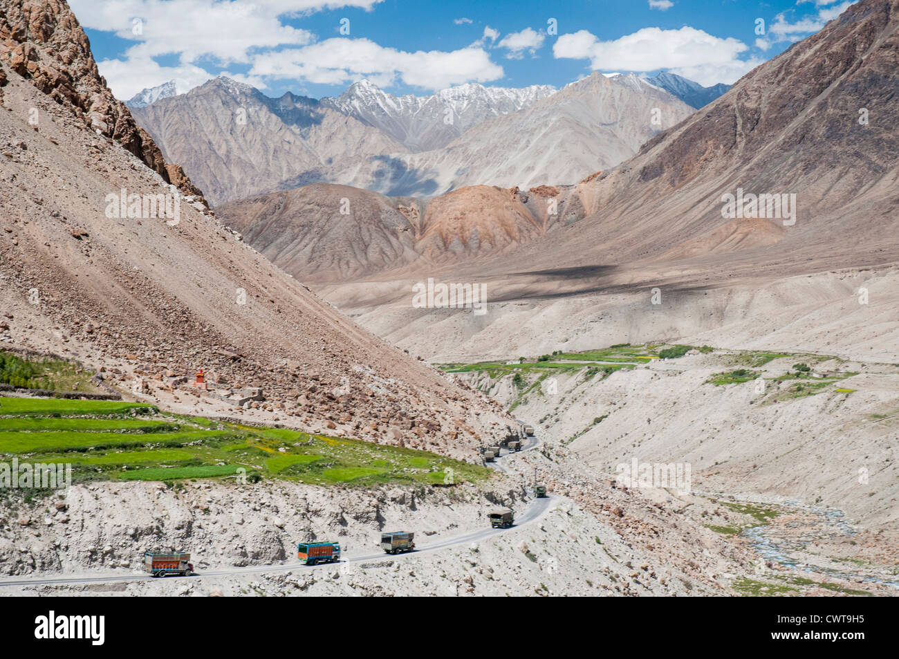 Un convoi de camions descend du Khardung La, a prétendu être le plus haut col carrossable à 5600 mètres Banque D'Images