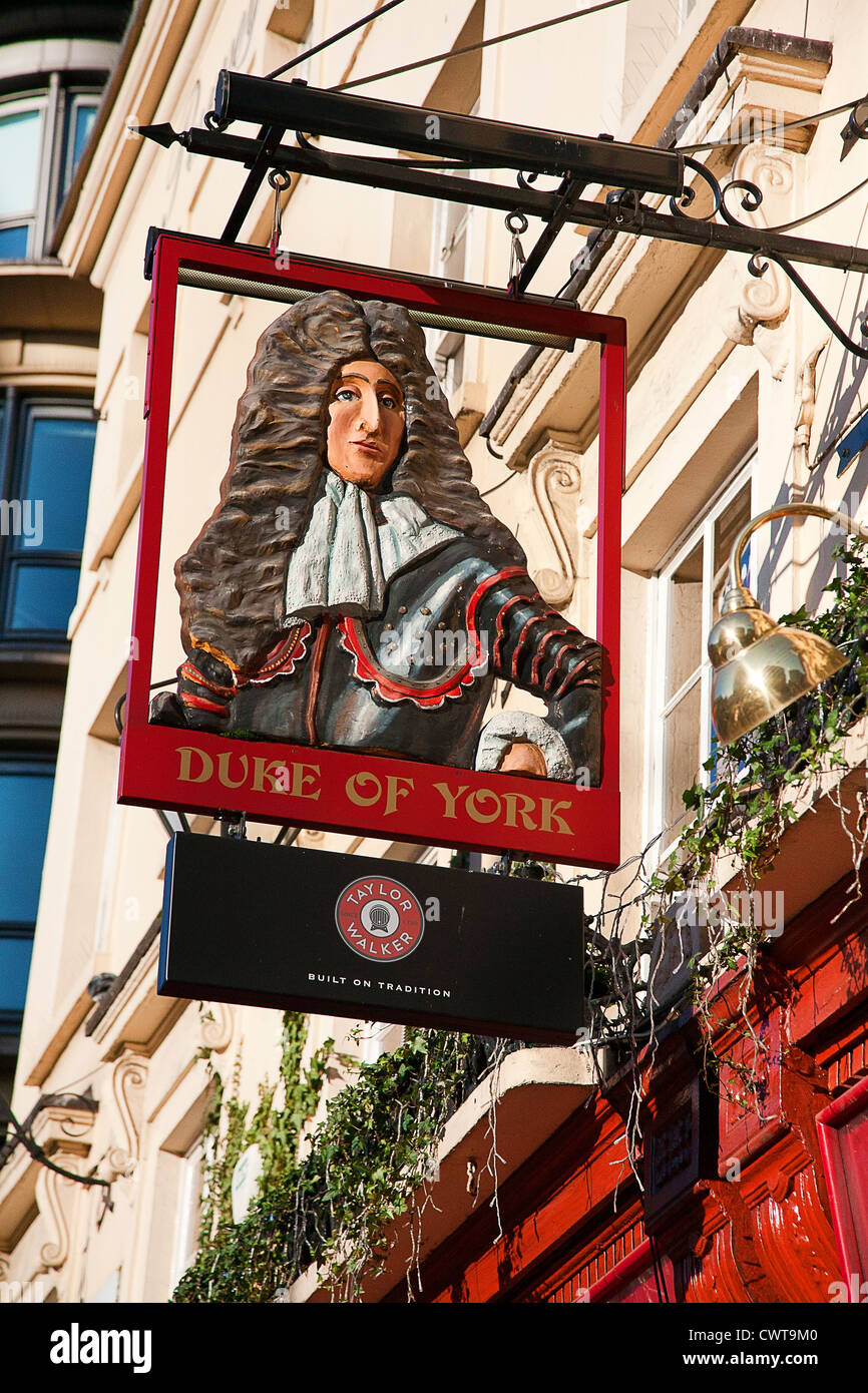 UK. L'Angleterre. Londres. Close-up du duc de York enseigne de pub sur la rue Victoria. Démoli en 2014. Banque D'Images