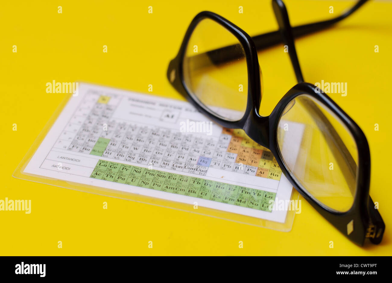 Tableau périodique et verres Banque D'Images