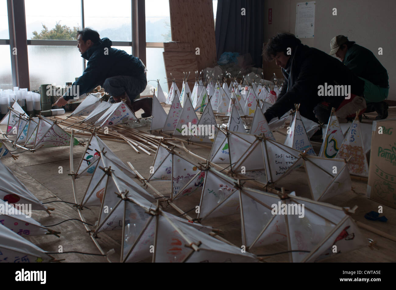 Les travailleurs bénévoles font des lanternes, d'accueillir des résidents de retour à Ishinomaki, qui a été détruit par le tsunami Banque D'Images