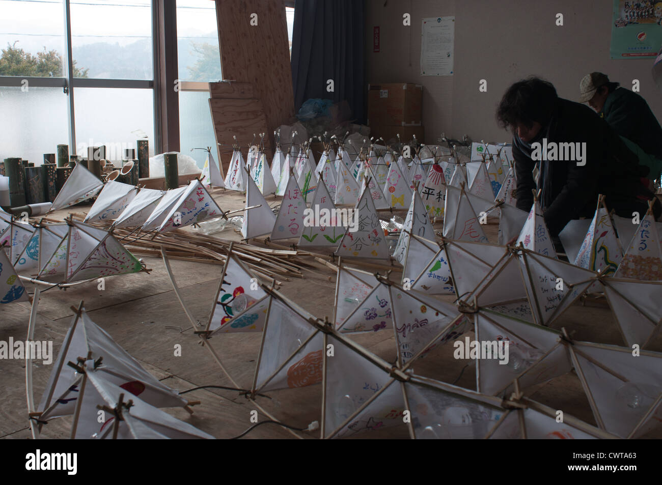Les travailleurs bénévoles font des lanternes, d'accueillir des résidents de retour à Ishinomaki, qui a été détruit par le tsunami Banque D'Images