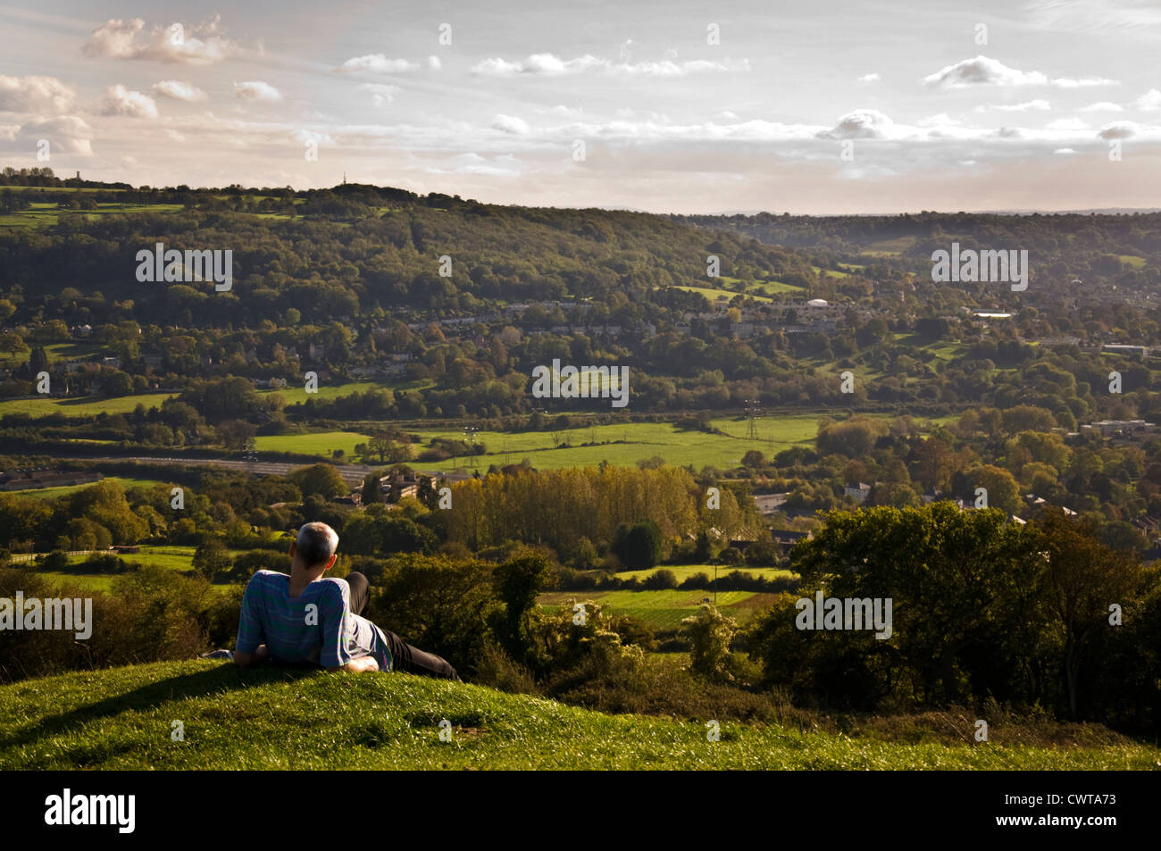 L'homme donne sur les terres de la ceinture verte autour de la ville de Bath Banque D'Images