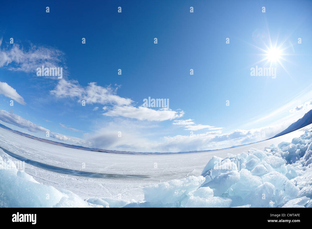 Banc de glace et le soleil d'hiver sur le lac Baïkal Banque D'Images