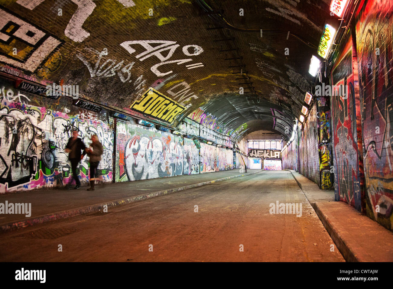 United Kingdom. L'Angleterre. Londres. Passage souterrain. Tunnel. La zone graffiti autorisé. Banque D'Images