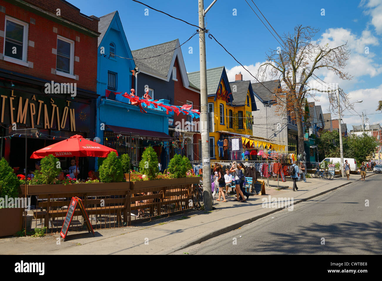 Boutiques colorées et les bâtiments de l'avenue Kensington Market à Toronto en été Banque D'Images