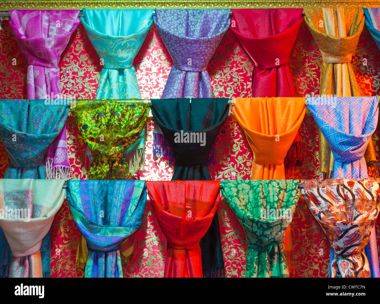 Tissus et foulards à vendre at a market stall Banque D'Images