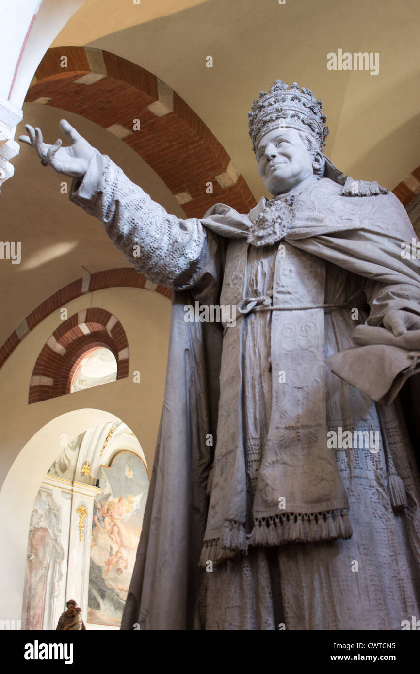 L'Italie, Lombardie, Milan, Basilica di Sant'Ambrogio, la statue de saint Banque D'Images