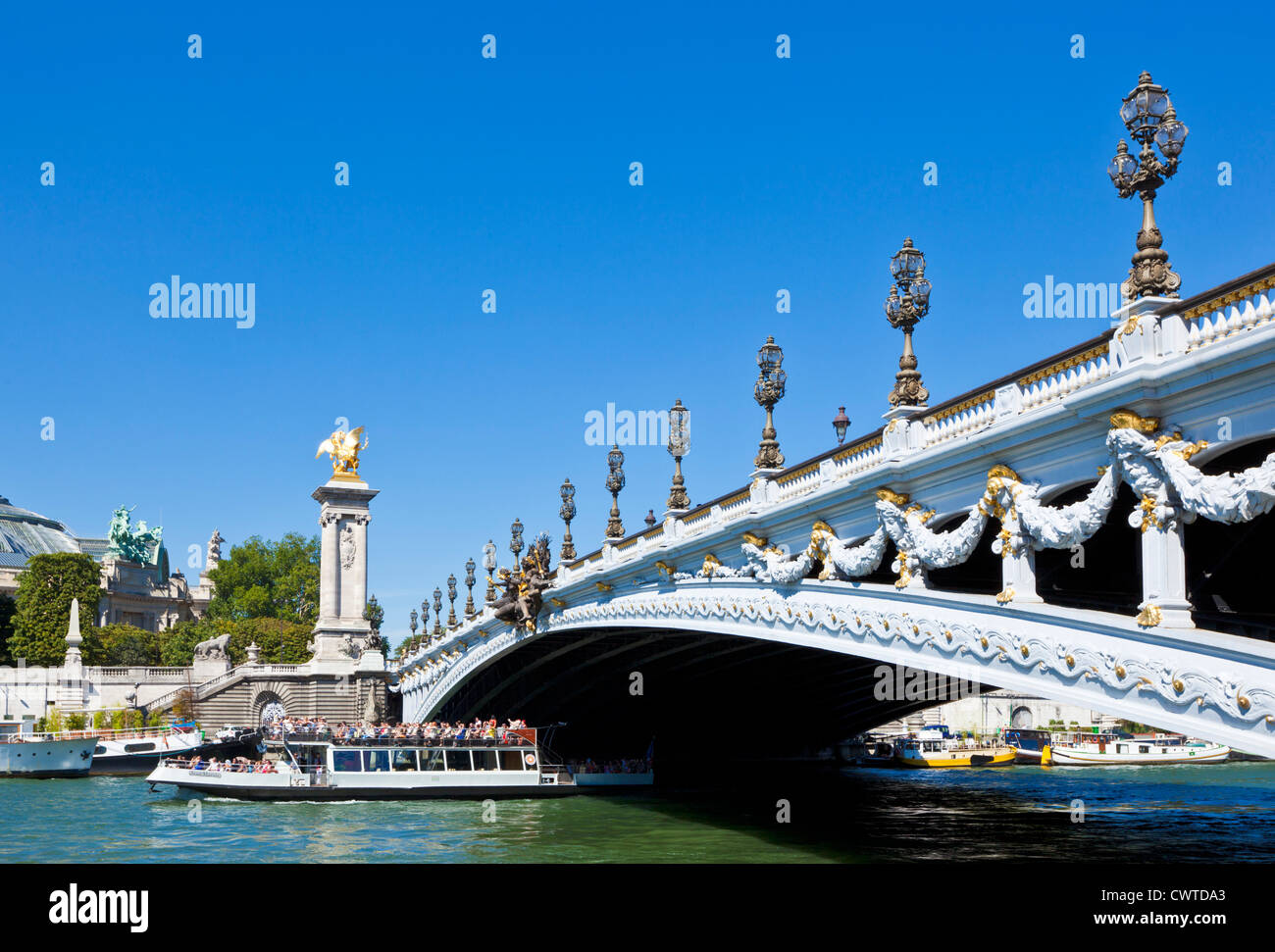 Seine bateau de croisière Bateaux mouches sous le Pont Alexandre III (pont) Paris, France, Europe Banque D'Images