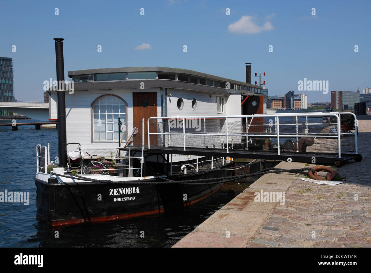 La péniche à Zénobie Islands Brygge dans le port de Copenhague, Danemark Banque D'Images