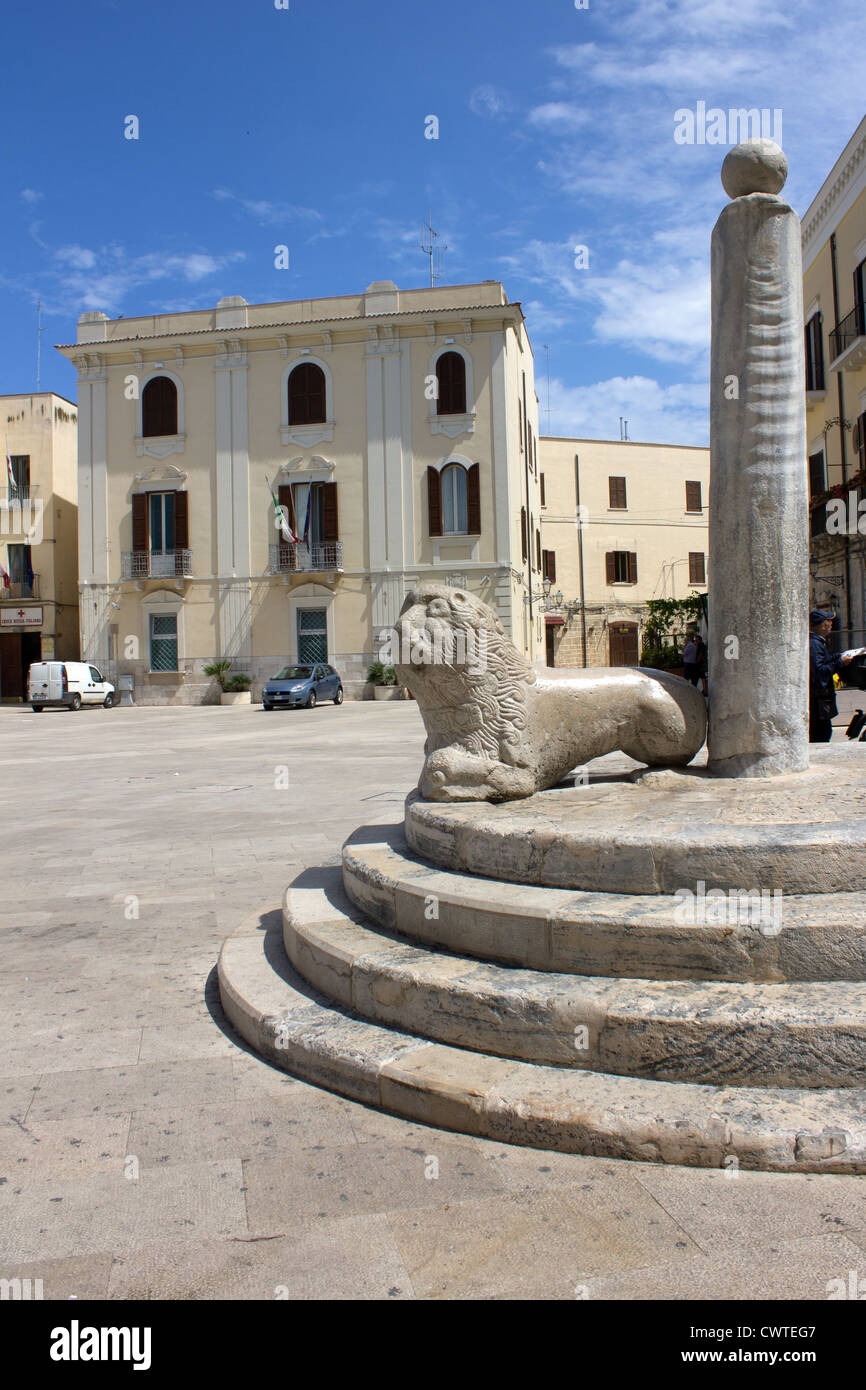 Italie, Pouilles, Bari, Mercantile, carrés, la colonne infâme lion en marbre Banque D'Images