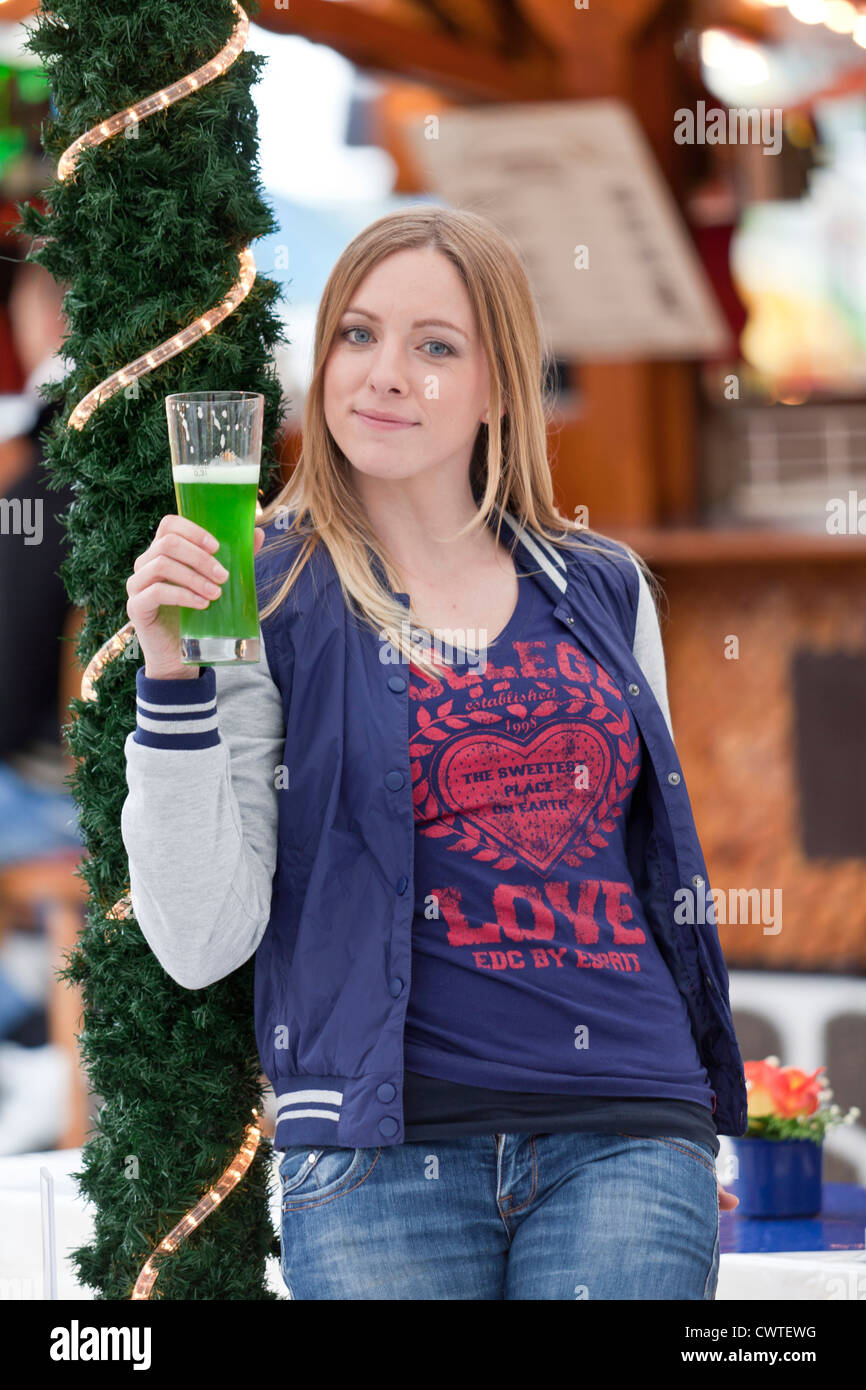 Smiling blonde femme avec verre de bière Banque D'Images
