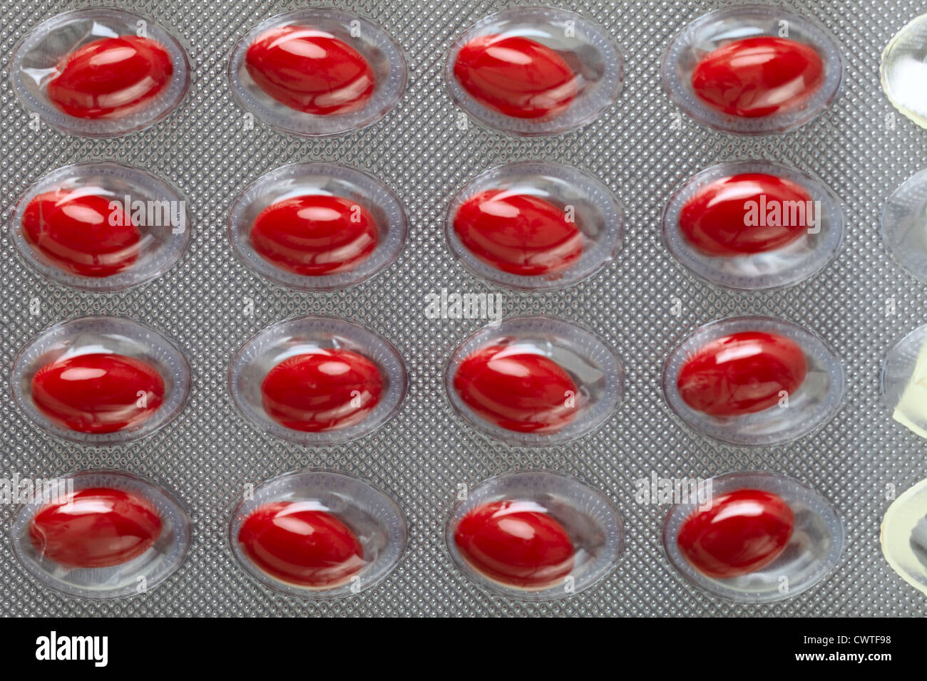 Close up d'un comprimé blister avec red pills Banque D'Images