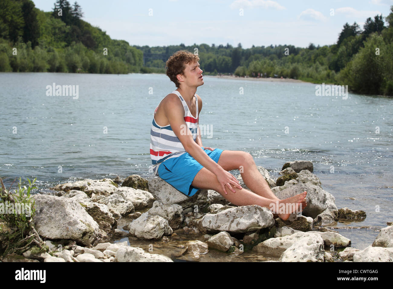 Jeune homme en été d'usure au niveau de la rivière Isar, Munich, Bavière, Allemagne Banque D'Images