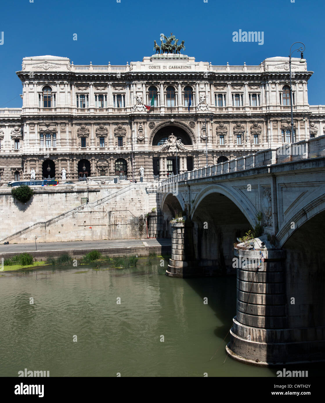 Palazzo di Giustizia, Rome, Lazio, Rome, montrant le pont Ponte Umberto sur le Tibre. Banque D'Images