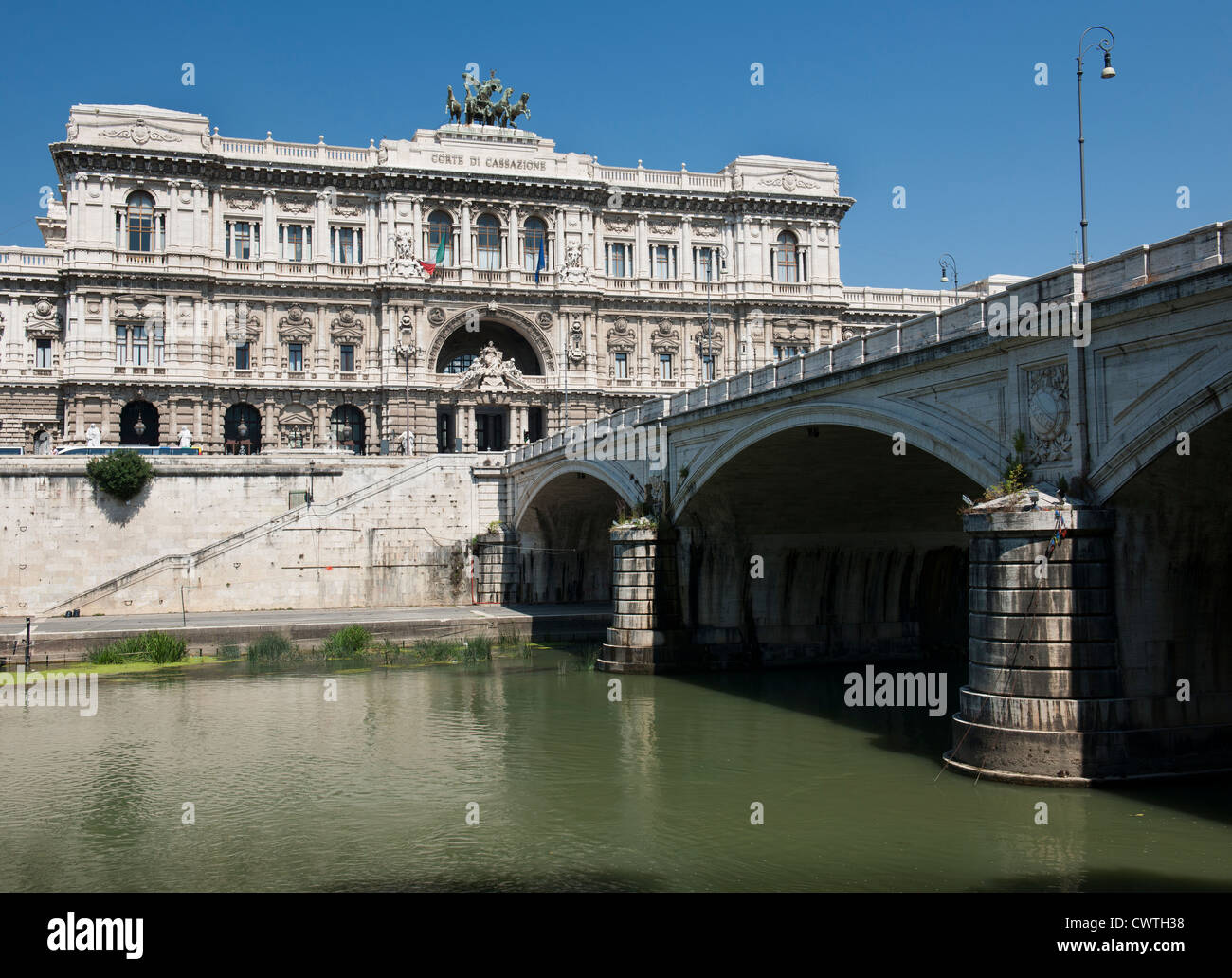 Palazzo di Giustizia, Rome, Lazio, Rome, montrant le pont Ponte Umberto sur le Tibre. Banque D'Images