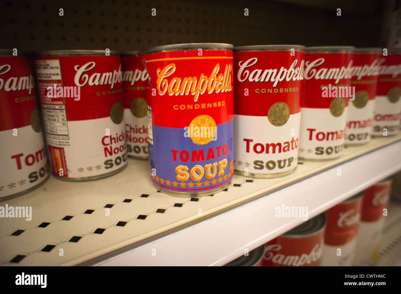 Un Andy Warhol limited edition peut de Campbell's Tomato Soup est vu dans une cible d'épicerie magasin à New York Banque D'Images