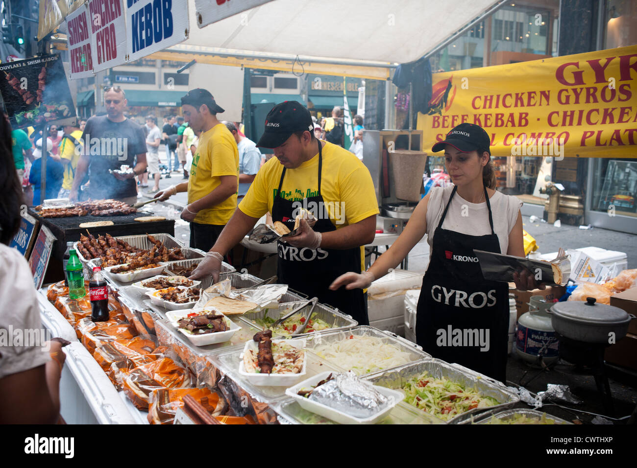 Les brésiliens et les visiteurs apprécient les non-alimentaire grec brésilien à la 28e Journée annuelle de Brésil Festival à New York Banque D'Images
