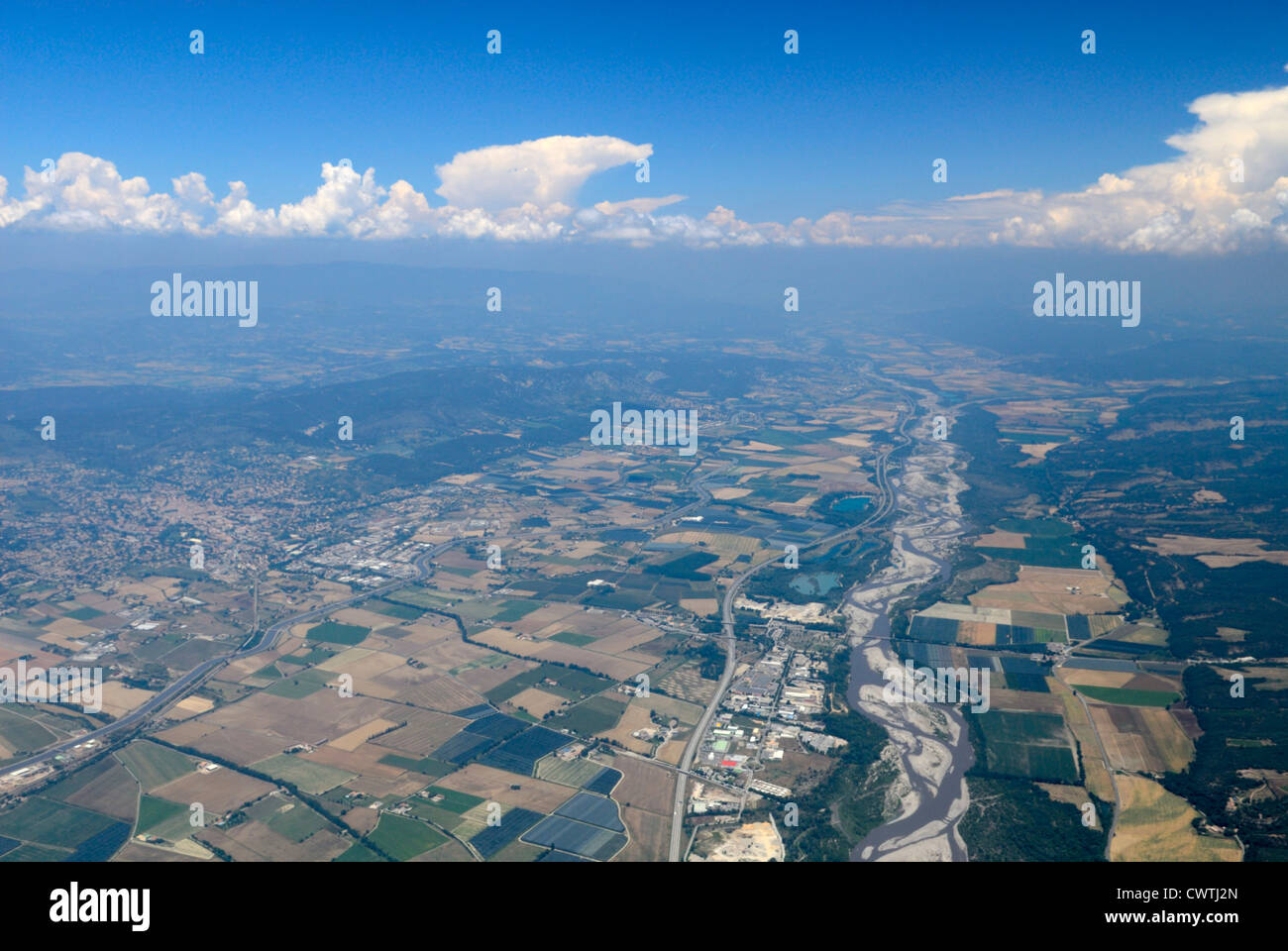 Vue aérienne de la vallée de la Durance et la rivière, à l'Est de Manosque, Alpes de Haute Provence, France Banque D'Images
