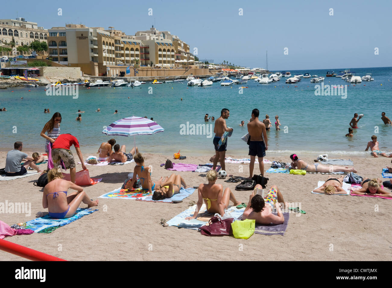 La plage à St Georges Bay près de St Julians, Malte Banque D'Images