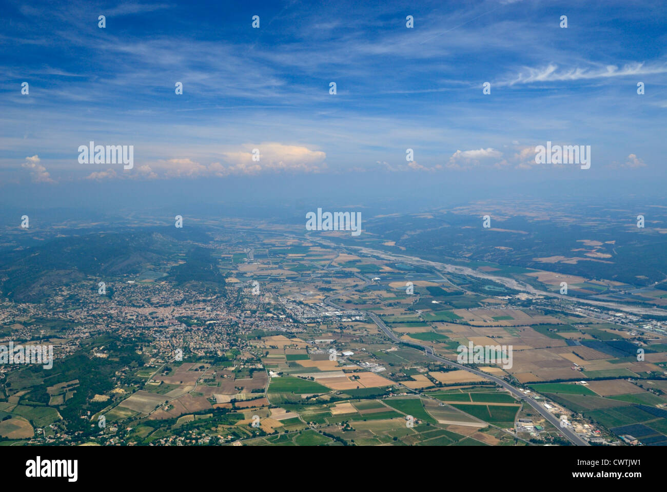 Vue aérienne de la vallée de la Durance et la ville de Manosque, Alpes de Haute Provence, France Banque D'Images