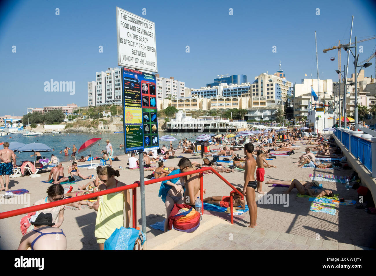 Paniers-beach à St Georges Bay près de Paceville où signer met en garde du danger possible. Banque D'Images