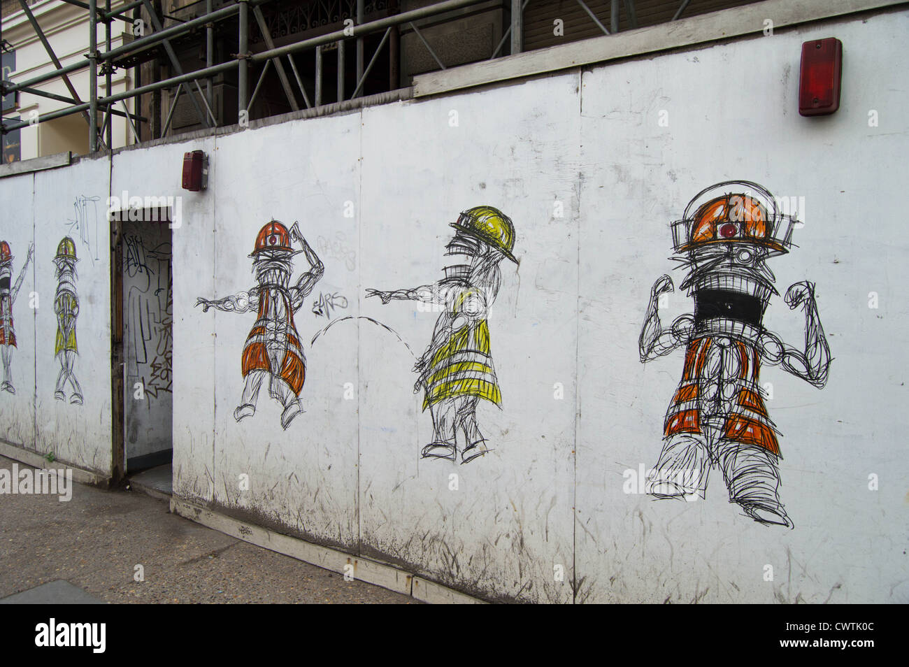 Caricatures sur hording construction représentant les travailleurs de hi-vis et un casque à Southwark Street, Londres SE1 Banque D'Images