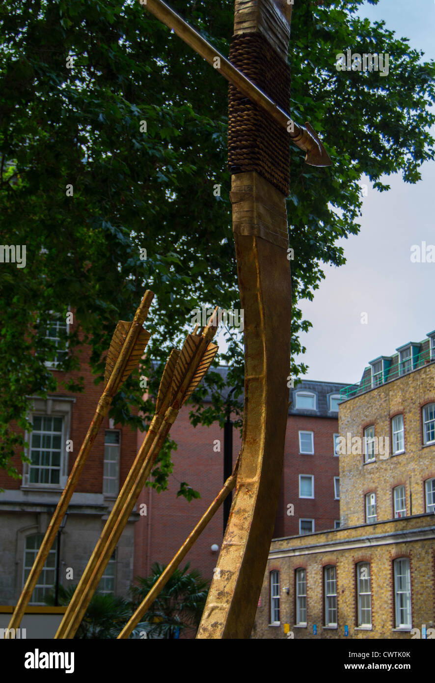 Arc et flèche géante pour célébrer les Jeux Olympiques de 2012 à Londres au gars et St Thomas' Hospital, London Bridge, London Banque D'Images