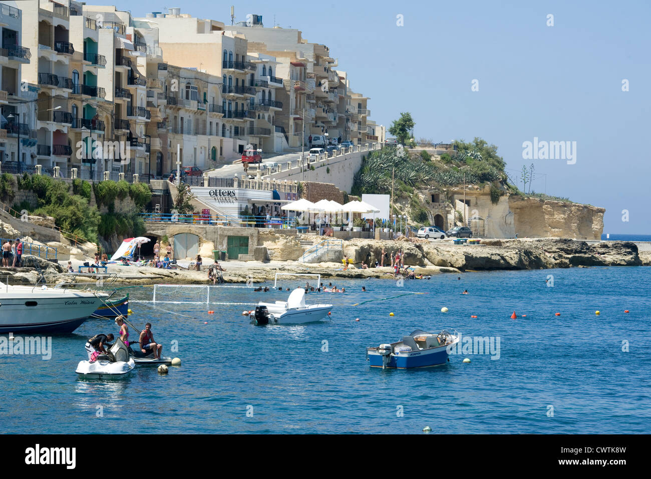 Appartements sur la Valentine à Marsalforn sur l'île maltaise de Gozo. Banque D'Images