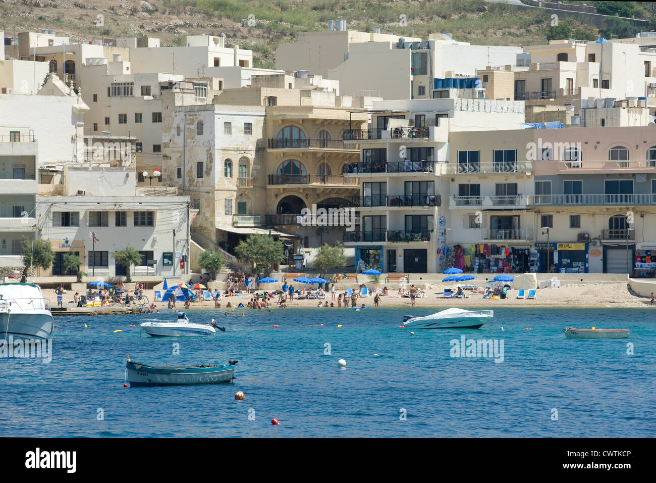 La plage et les appartements de Marsalforn sur l'île maltaise de Gozo. Banque D'Images