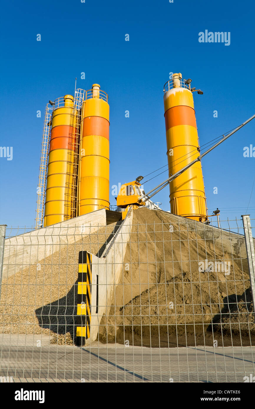 Silos de béton jaune plus de ciel bleu Banque D'Images