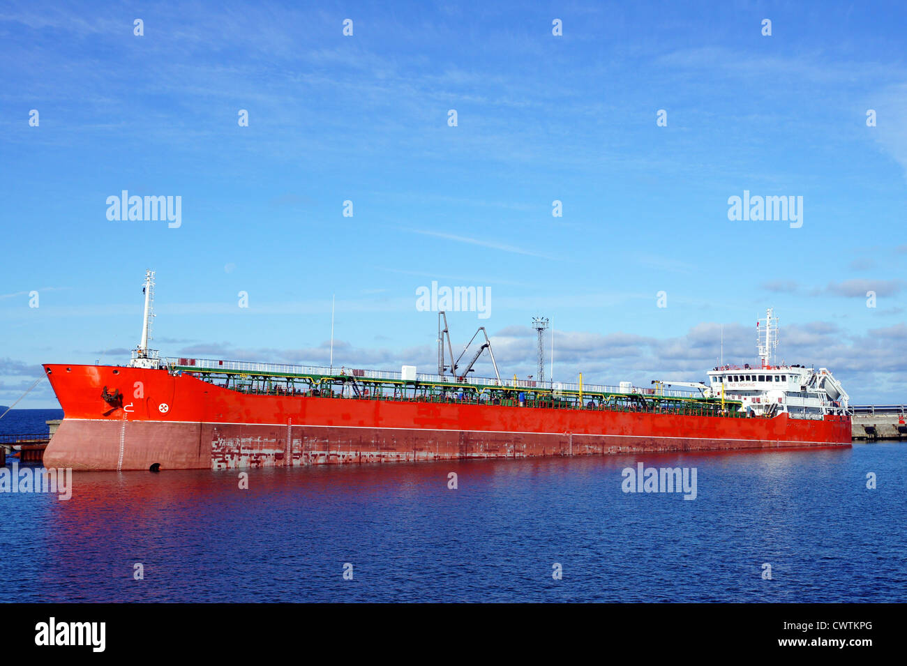 Le pétrolier est amarré dans le port et de carburant chargé Banque D'Images