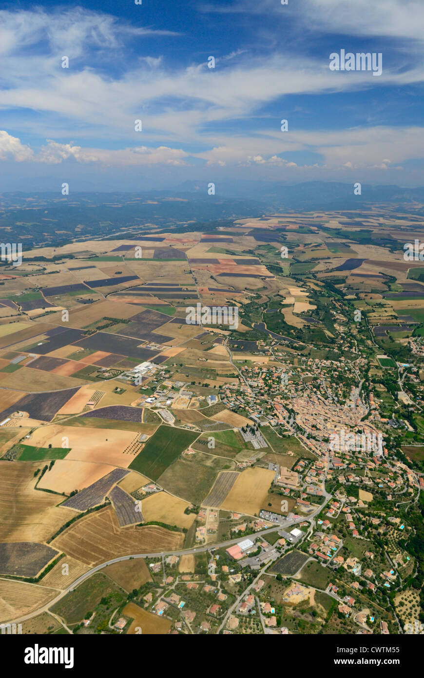 Vue aérienne du plateau de Valensole et ville de Valensole, Alpes de Haute Provence, France Banque D'Images
