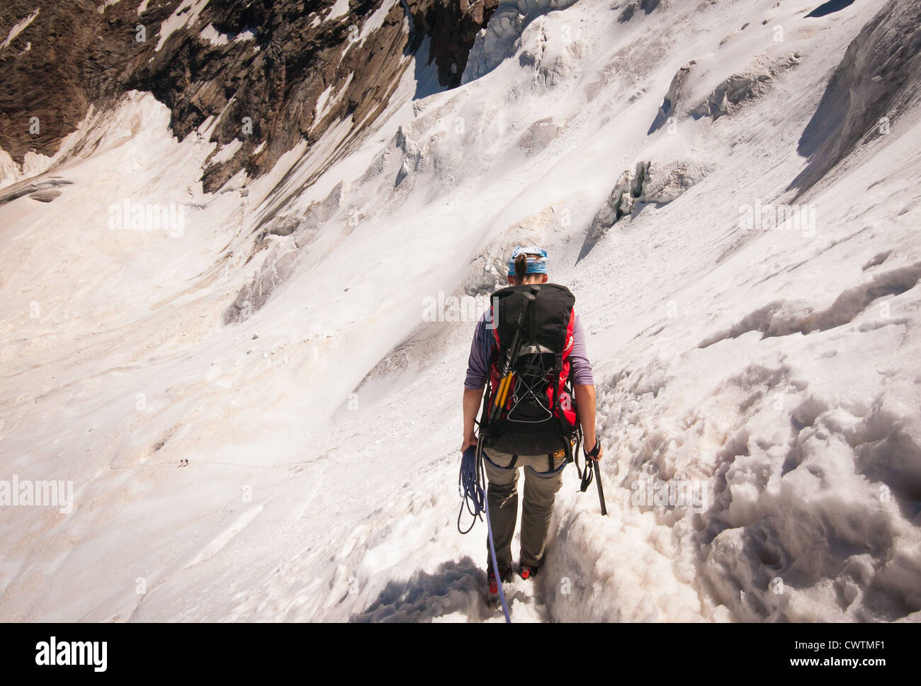 Un grimpeur en ordre décroissant jusqu'au glacier de Trift (Triftgletscher) du sommet du Weissmies. Saas Grund Suisse. Banque D'Images