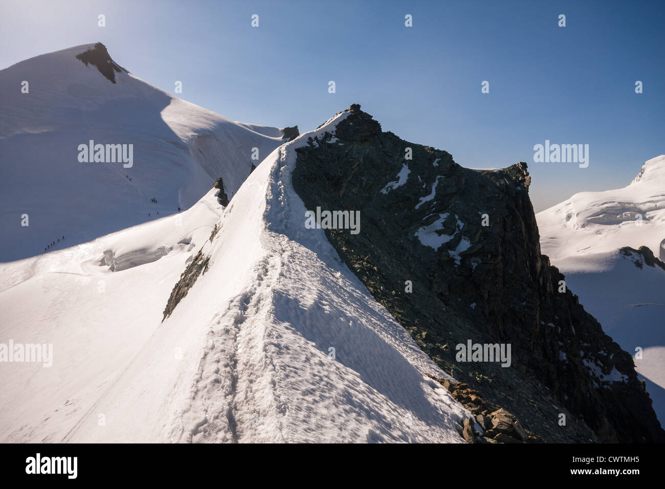 Le bord étroit de Feechopf Ridge menant au sommet de l'Allalinhorn Banque D'Images