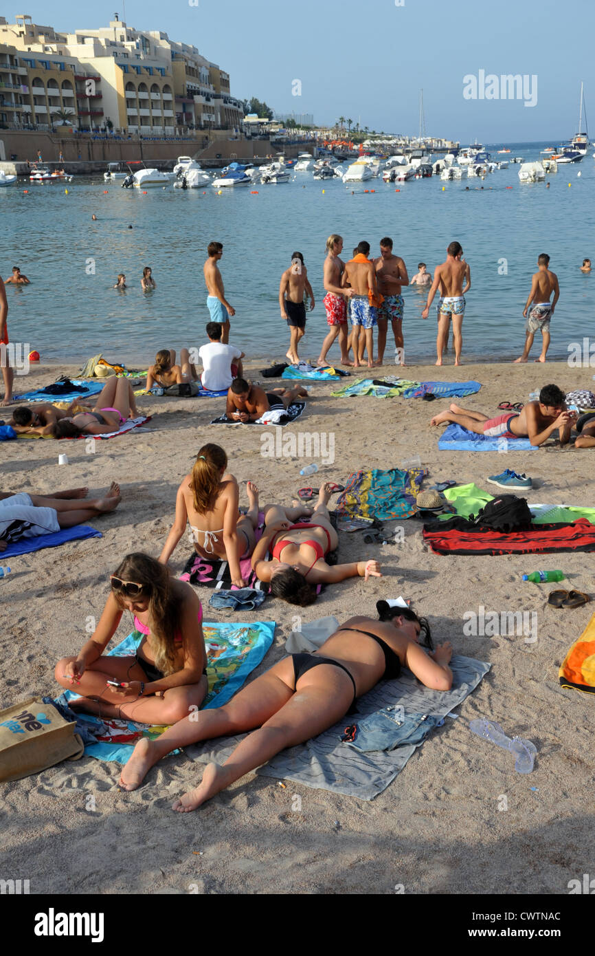 La plage à St Georges Bay près de St Julians, Malte Banque D'Images