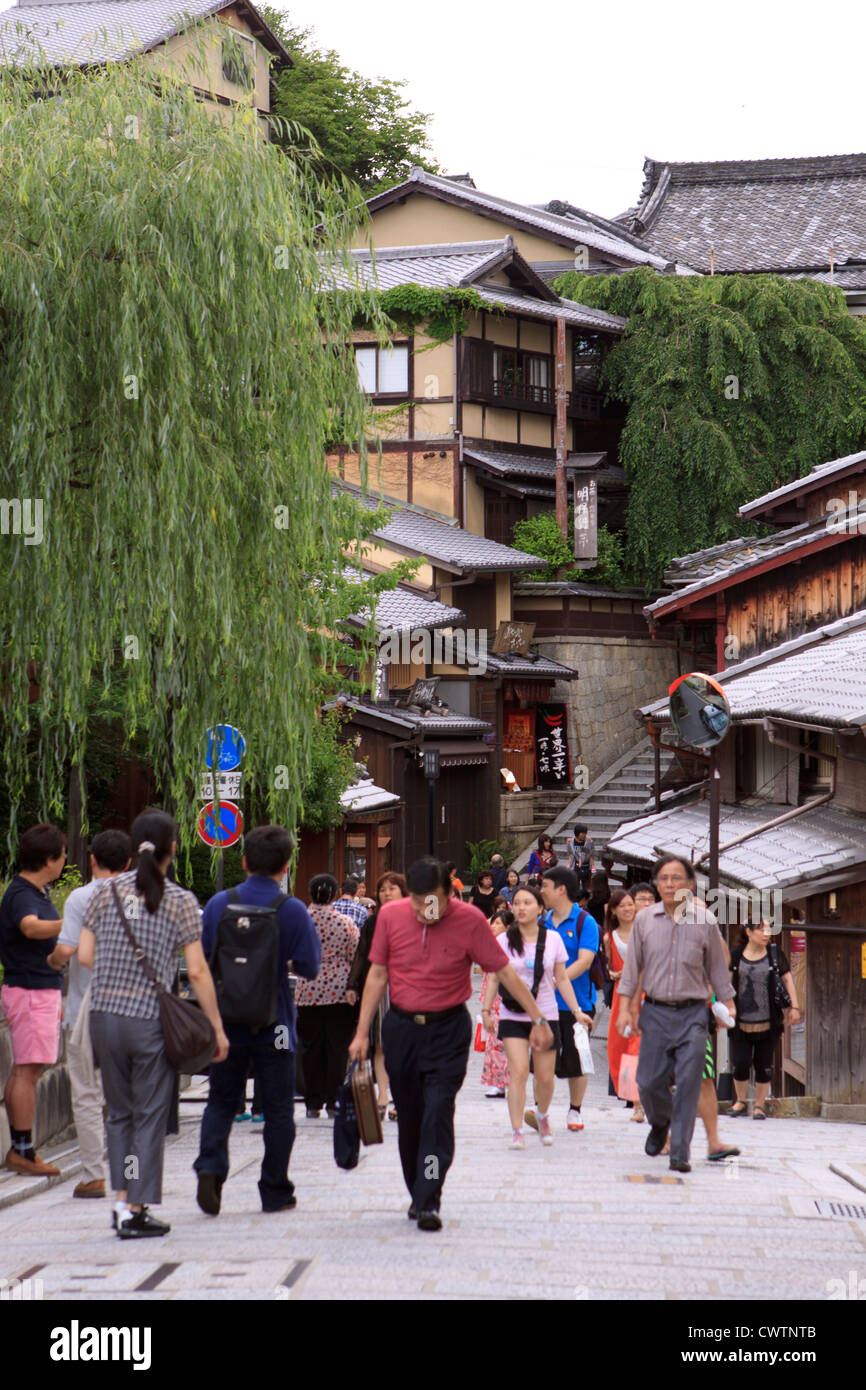 Les touristes à pied vers le bas Ninen-zaka street, une des rues les plus célèbres de Kyoto qui mène jusqu'à Temple Kiyomizudera. Banque D'Images