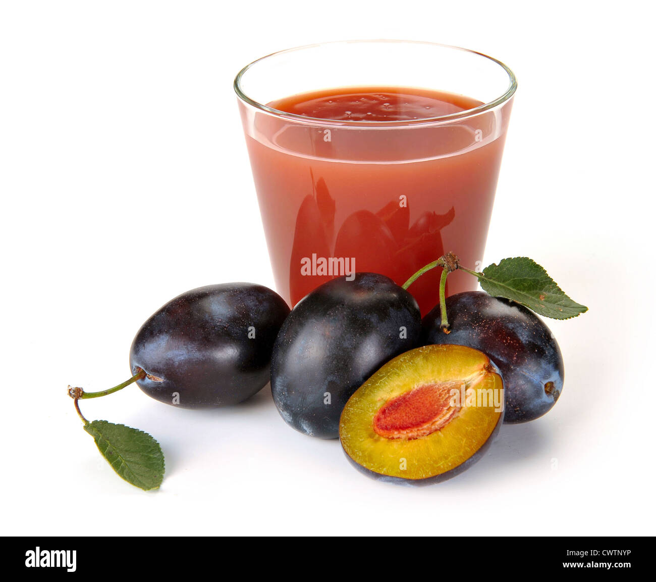 Jus de prune dans une cruche et un verre de fruits Banque D'Images